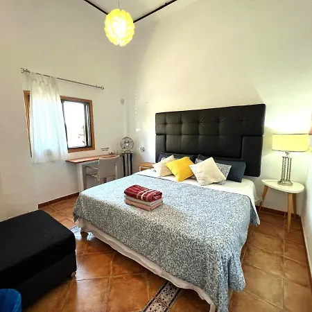 Alcamar Privada Con Areas De Sala, Cocina Y Bano Que Se Comparten Cerca Al Mar!