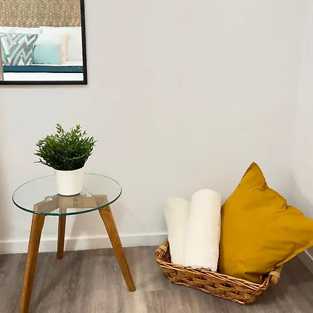 Alcamar Privada Con Areas De Sala, Cocina Y Bano Que Se Comparten Cerca Al Mar! *