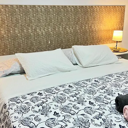 Alcamar Privada Con Areas De Sala, Cocina Y Bano Que Se Comparten Cerca Al Mar!